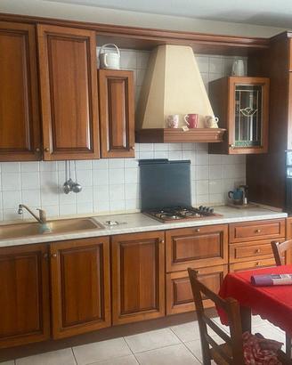 Cucina con forno e frigo funzionanti