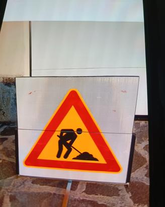 cartello lavori in corso