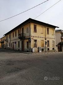 Palazzo commerciale con 3 appartamenti e box