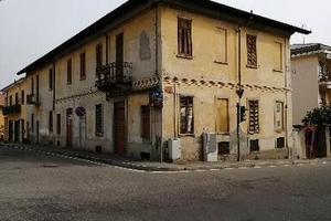 Palazzo commerciale con 3 appartamenti e box