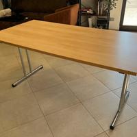 Tavolo moderno in legno con struttura in metallo