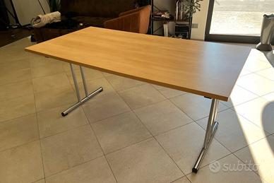 Tavolo moderno in legno con struttura in metallo