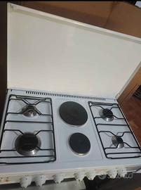 cucina con ugelli per metano e forno elettrico 