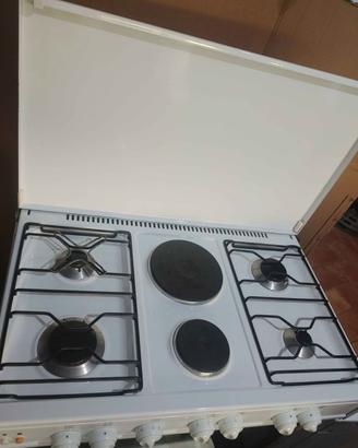 cucina con ugelli per metano e forno elettrico 