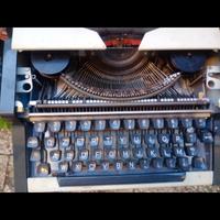 macchina da scrivere antica marca olimpia