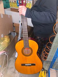 Chitarra con custodia (Cambiare 3 corde)