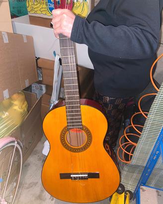 Chitarra con custodia (Cambiare 3 corde)