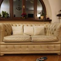 Due divani Chesterfield vintage due posti in pelle