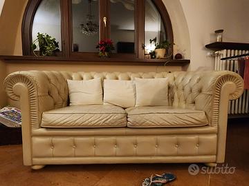 Due divani Chesterfield vintage due posti in pelle