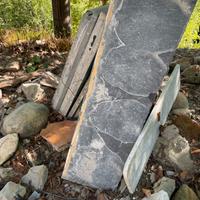 Tavole di marmo scuro