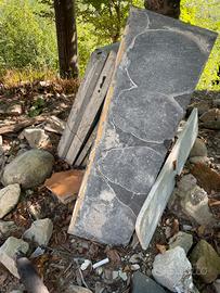 Tavole di marmo scuro