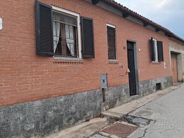 casa indipendente su 3lati con ampio terreno .....