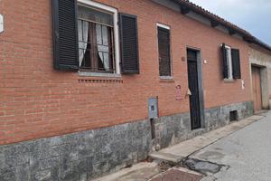 casa indipendente su 3lati con ampio terreno .....