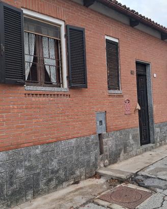 casa indipendente su 3lati con ampio terreno .....