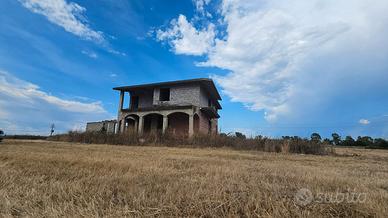 Villa e Magazzino su Terreno di 18000 m2