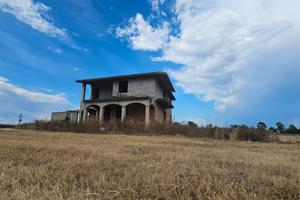 Villa e Magazzino su Terreno di 18000 m2