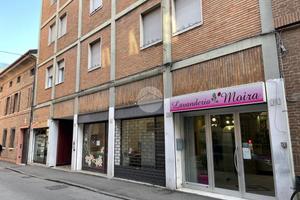 MULTILOCALE A FERRARA