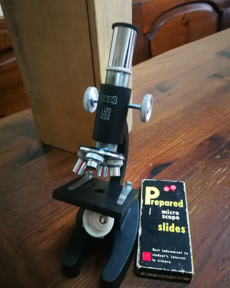 Microscopio manuale del 1960