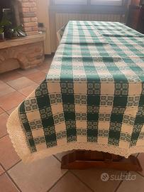 Tovaglia con pizzo e tovaglioli