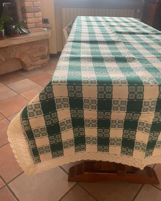 Tovaglia con pizzo e tovaglioli