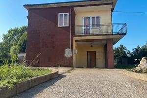 Ronco all'Adige semicentro: casa singola con giard