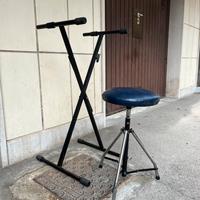 Supporto tastiera con sgabello e asta microfono.