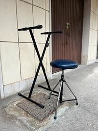 Supporto tastiera con sgabello e asta microfono.