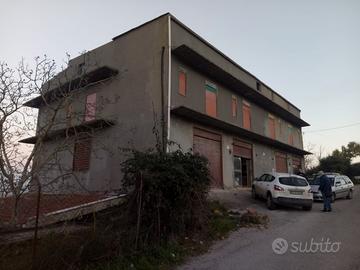Intero immobile con terreno circostante