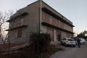 Intero immobile con terreno circostante