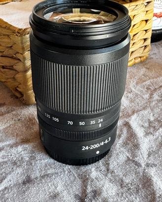Nikon 24-200 f4/6.3
