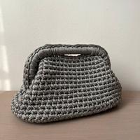 Clutch bag all’uncinetto grigio perla e foderata