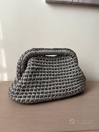 Clutch bag all’uncinetto grigio perla e foderata