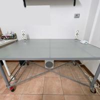 Scrivania da ufficio con ripiano in vetro