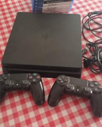 PS4 con lotto di giochi e 2 joystick 