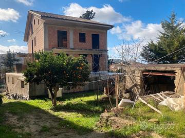 Intero stabile con locale commerciale e appartamen