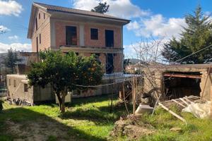 Intero stabile con locale commerciale e appartamen