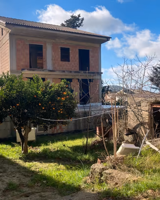 Intero stabile con locale commerciale e appartamen