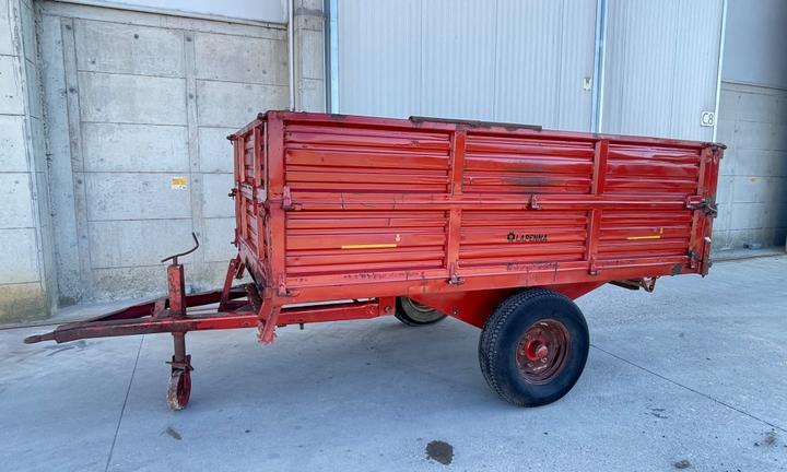 Rimorchio pettoruso con documenti