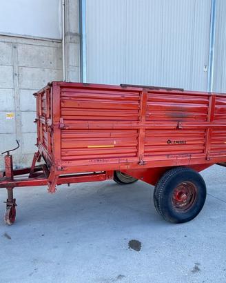 Rimorchio pettoruso con documenti