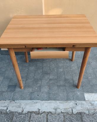 Tavolo con allunghi 