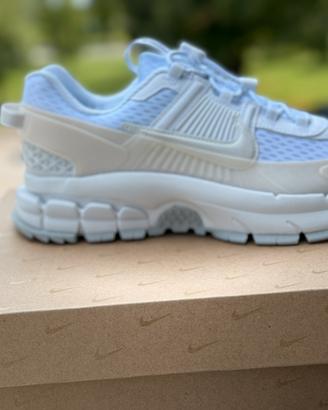 NIKE VOMERO ROAM - Size 39