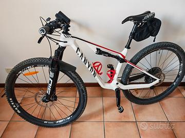 MTB full Canyon Lux CF 6 taglia S in carbonio