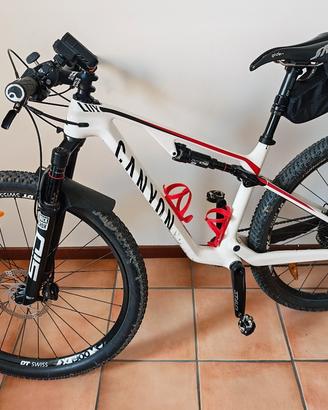 MTB full Canyon Lux CF 6 taglia S in carbonio