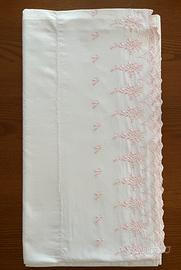Copriletto matrimoniale e lenzuolo sopra
