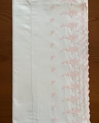 Copriletto matrimoniale e lenzuolo sopra