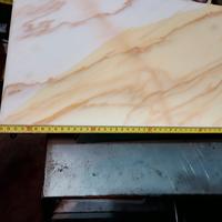 lastra di marmo colore rosa e bianco 