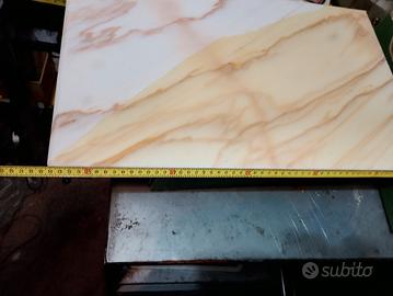 lastra di marmo colore rosa e bianco 