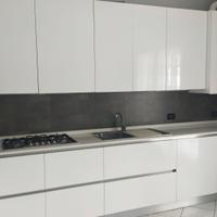 Cucina colore bianco laccato lucido