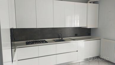 Cucina colore bianco laccato lucido