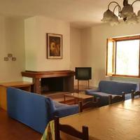 Mensola/cornice per camino in legno massello.